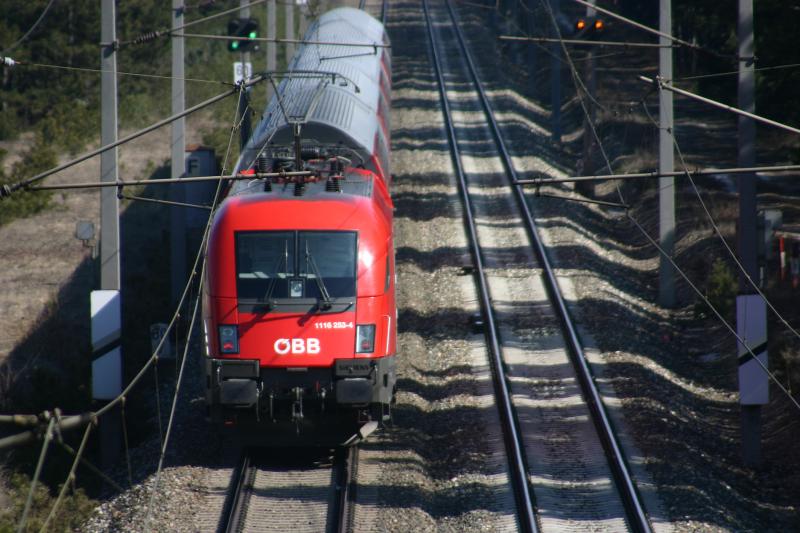 1116 253-4 mit einem Regionalzug auf der Sdbahn bei Neunkirchen. (19.3.2006)