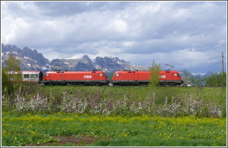 1116 256-7 und 223-7 ziehen gemeinsam EC 161 Richtung Rheinbrcke in Buchs SG. Im Hintergrund die Alpsteinkette. (02.05.2008)