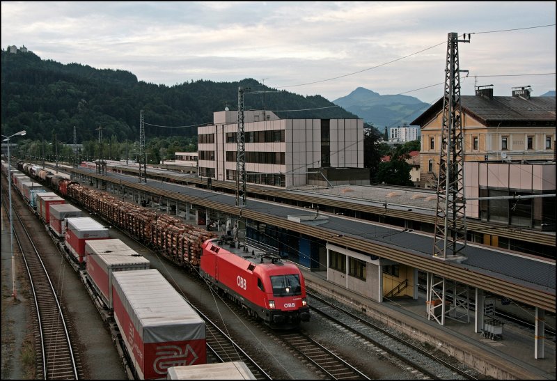 1116 257 ist mit ihrem gemischten Frachtzug im Bahnhof Kufstein zum stehen gekommen. Nach kurzem Stop geht es weiter in Richtung W�rgl. (09.07.2008)
