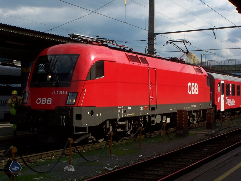 1116 259 vor einem Nahverkehrszug in Salzburg Hbf im August 2005.