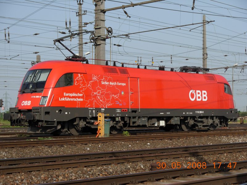 1116 260-9, welche bei flchtigem Hinsehen leicht fr eine Standard-Lok gehalten werden knnte, wirbt fr den Europischen Lokfhrerschein (30.5.2008).