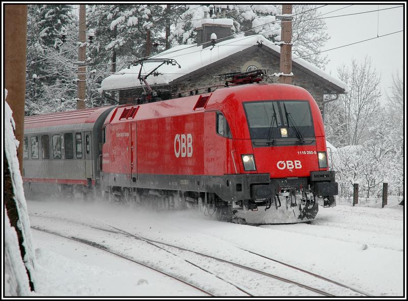 1116 260 (auf ihren Seiten ist die Europakarte zu sehen sowie die Aufschriften  Sicher durch Europa  und  Europ�ischer Lokf�hrerschein ) am 6.1.2006 bei der Durchfahrt bzw. in diesem Fall schon bei der Ausfahrt in Breitenstein auf der Semmeringstrecke mit dem OEC 555.