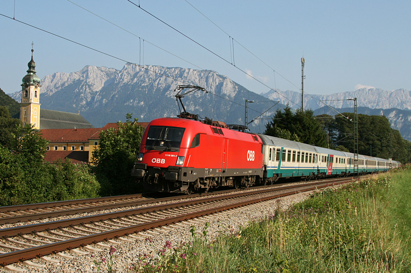 1116 261 mit EC 84 am 01.08 2009 vor dem Kloster Reisach bei Niederaudorf.
