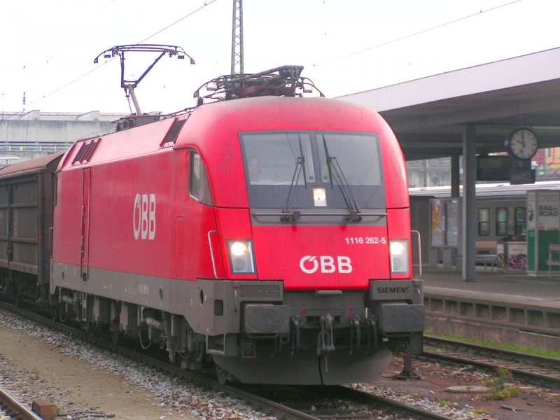 1116 262-5 zieht einen gemischten Gterzug Richtung Norden; Passau Hbf. 2006-11-11