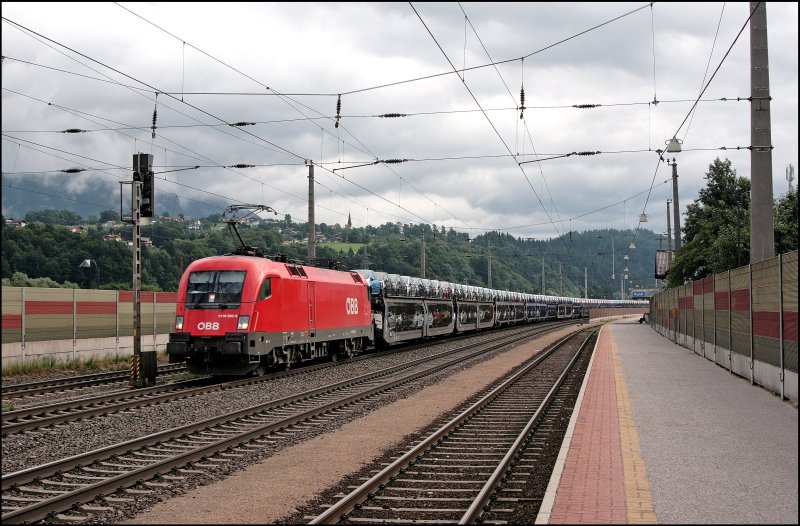 1116 262 bringt einen Autozug von Salzburg komment Richtung Schweiz. Aufgenommen bei der Durchfahrt in Kundl. (04.07.2008)
