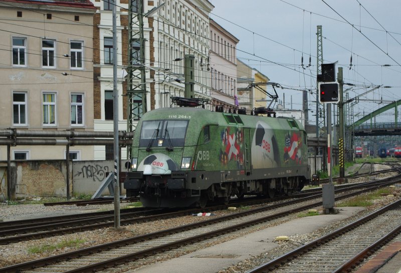 1116 264-1  Euromotion  fhrt an seinen bereitgestellten OIC 403  Saris  nach Kosice. Aufgenommen am 22.08.2009 im Bahnhof Wien West.