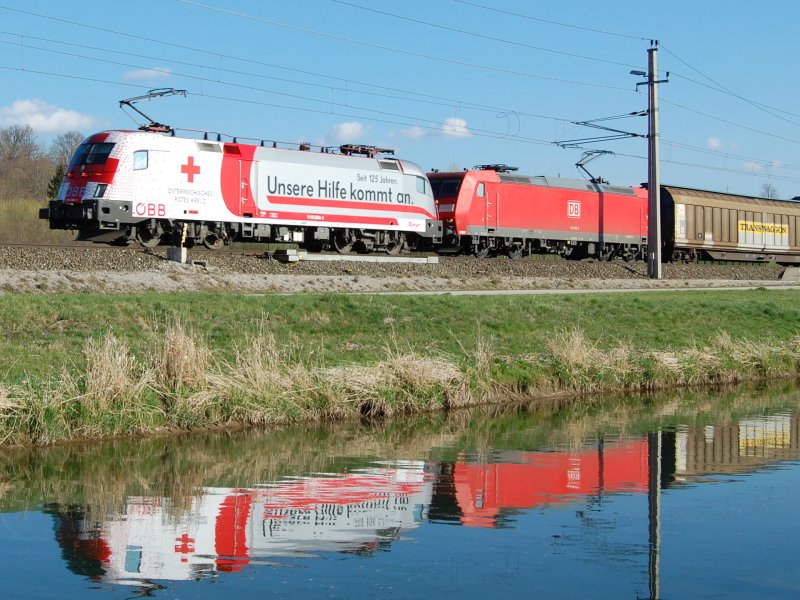 1116 264 und eine 185 unterwegs am 06.04.2007 mit einem Gterzug kurz nach Wartberg an der Krems spiegeln sich in der Krems.
