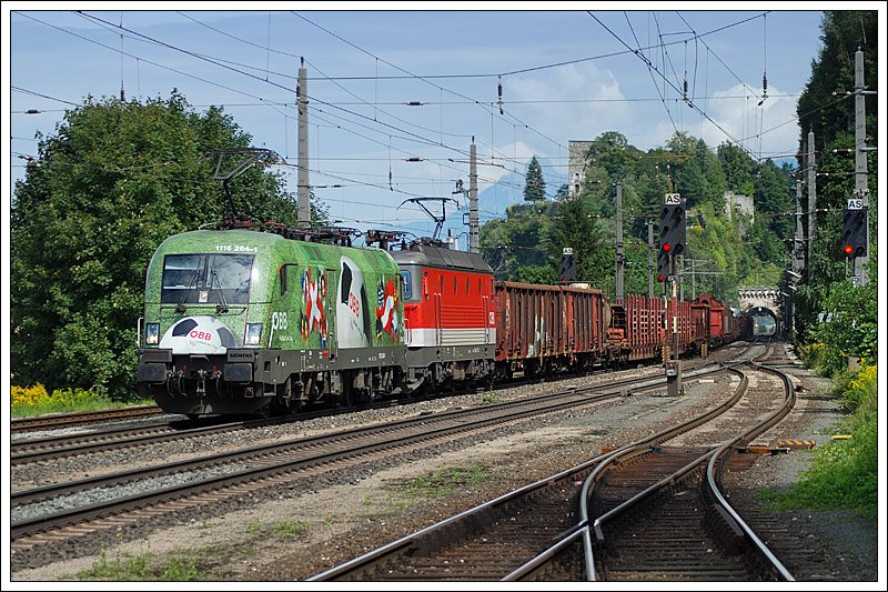 1116 264  Euromotion  als Vorspannlok vor einem G�terzug, welcher mit 1144 bespannt war kurz nach dem Verlassen des Stadttunnel in Brixlegg am 25.8.2008 aufgenommen.