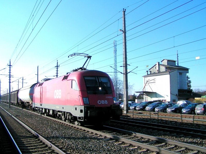 1116 265-8 ist zur frostigen, sonnigen Mittagszeit bei Marchtrenk mit einem Gterzug Richtung Linz unterwegs; 090108