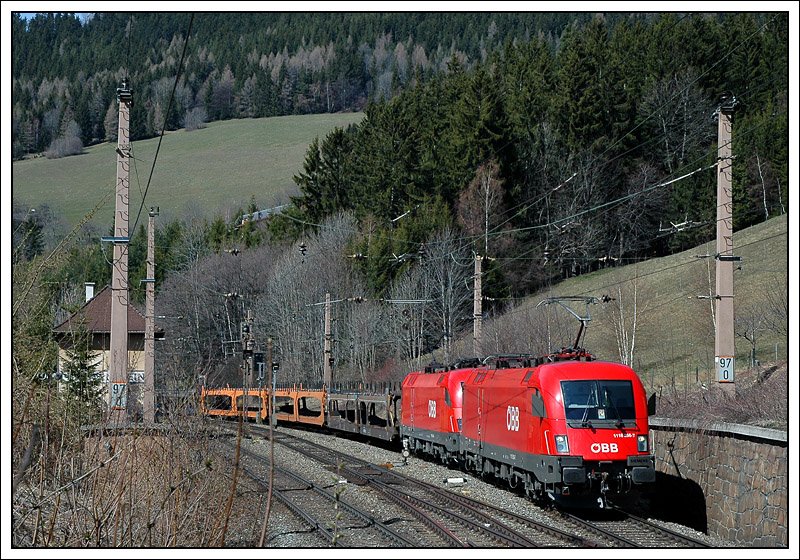 1116 266 an der Spitze dieses Autoleerzuges am 30.3.2008 bei der Ausfahrt aus Breitenstein. Links am Bild ist eines der beiden ehemalige Stellwerke Breitenstein zu sehen.