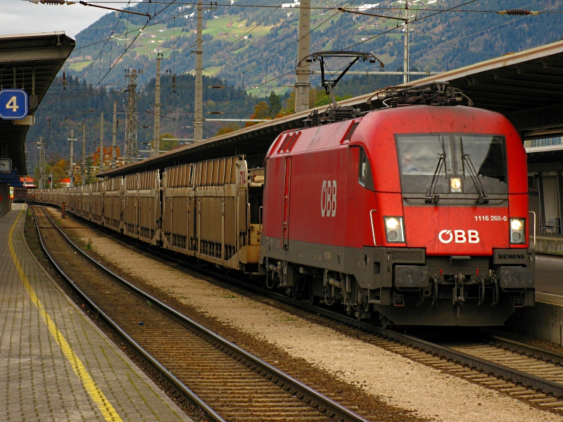 1116 269 mit einem Autoganzzug, jedoch nicht beladen bei der Ausfahrt in Bludenz um 9.49 Uhr Richtung Arlberg.

Lg