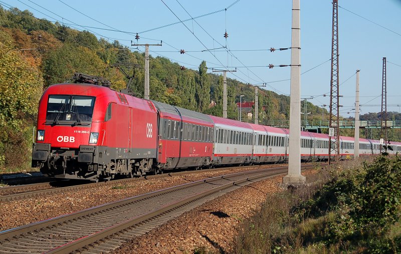 1116 269 mit einem Intercity im herbstlichen Wienerwald Richtung Westen. Das Foto ist am 14.10.2007 kurz nach Unter Purkersdorf. 