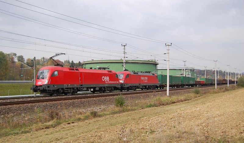 1116 271 + 182 017 passieren am 14.10.2008 mit einem
gemischen G�terzug die Betriebsausweiche Krift welche
sich zwischen Kremsm�nster u. Wartberg/Kr. befindet.