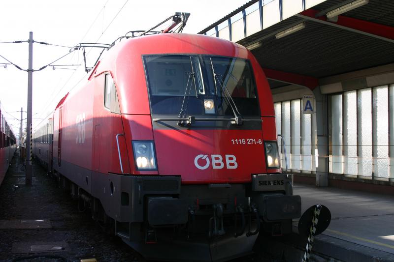 1116 271-6 nach der Ankunft mit dem IC 532 am Wiener Sdbahnhof. (9.2.2006)