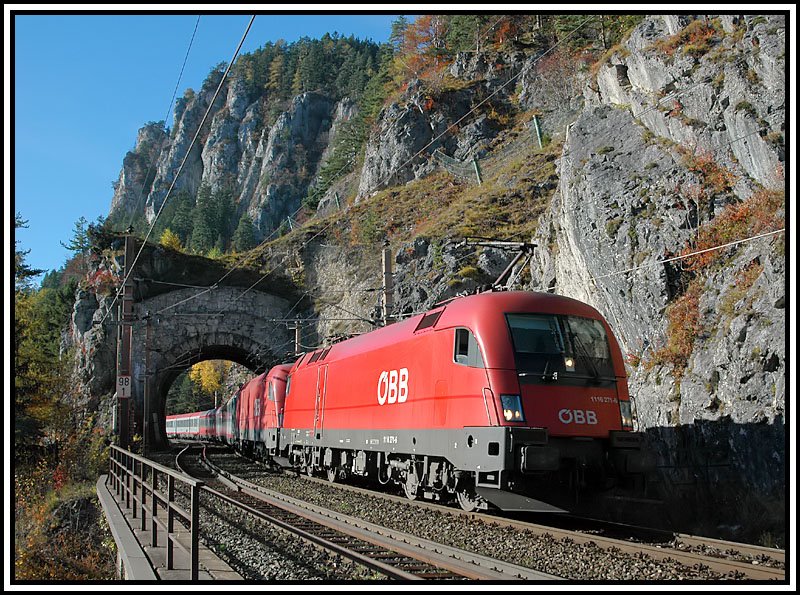 1116 271 an der Spitze des  OEC 556  sterreichisches Umweltzeichen  von Graz nach Wien bei der Durchfahrt des Krausel-Tunnel kurz vor Breitenstein am Semmering am 26.10.2006. Normalerweise wird mit diesem Zug Di. - Sa. eine 1142 von Graz nach Wien rckberfhrt. An diesem war der Zug allerdings mit einem 1116er Tandem bespannt.