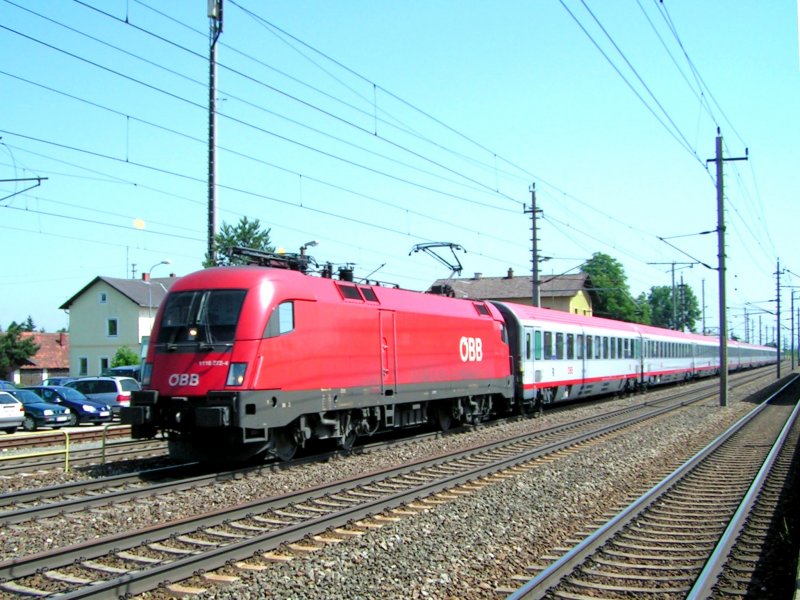 1116 272-4 ist in rasanter Fahrt mit OEC690 Schloss Porcia Spittal an der Drau  bei Marchtrenk unterwegs;090525