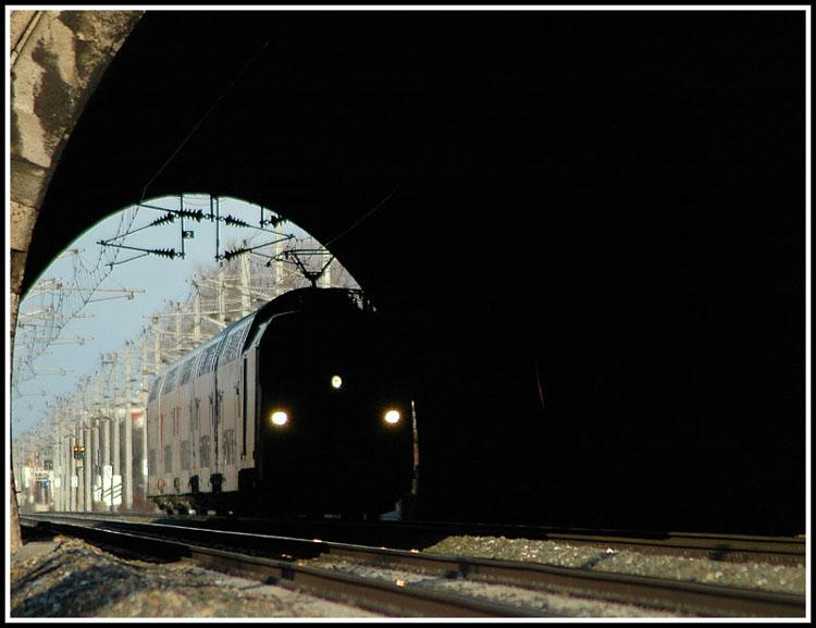 1116 272 ist mit einer Doppelstockwagengarnitur Richtung Wr. Neustadt unterwegs (am 9.2.06 beim  Busserltunnel  auf der Sdbahn