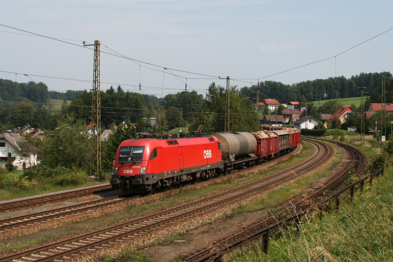 1116 273 mit einem gemischten G�terzug am 21.08.2009 in Hallwang-Elixhausen.