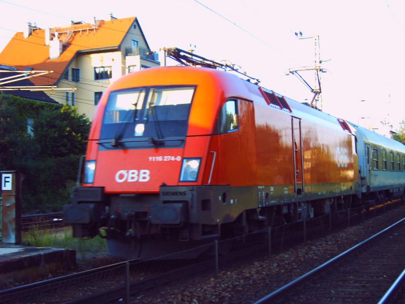 1116 274 fuhr am 15.6.2006 meiner Ansicht nach  etwas  schnell durch den Bahnhof Wien Pentzing. Zuvor hatte sie mehrmals das Horn bet�tigt, da einigen Leuten am Bahnsteig nich klar war, wie schnell diese RoLa durch den Bahnhof fuhr und sie daher nich sehr weit von der Bahnsteigskante entfernt standen. Man h�tte meinen k�nnen, es sei der Zug nach Wien H�tteldorf. 