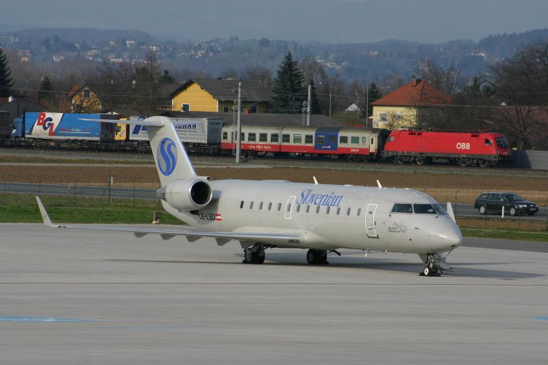 1116 275-1 mit der Rollenden Landstrasse am 1.4.2006 in der Nhe des Flughafens Graz.