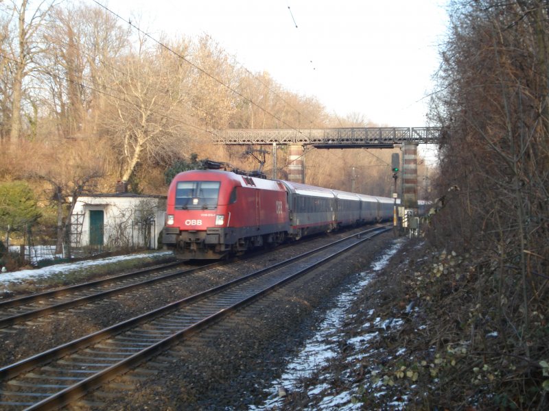 1116 275-7 eilt am 04.02.09 mit einem EC am Nockherberg vorbei in Richtung M�nchen Hbf, den sie in K�rze erreicht haben wird.