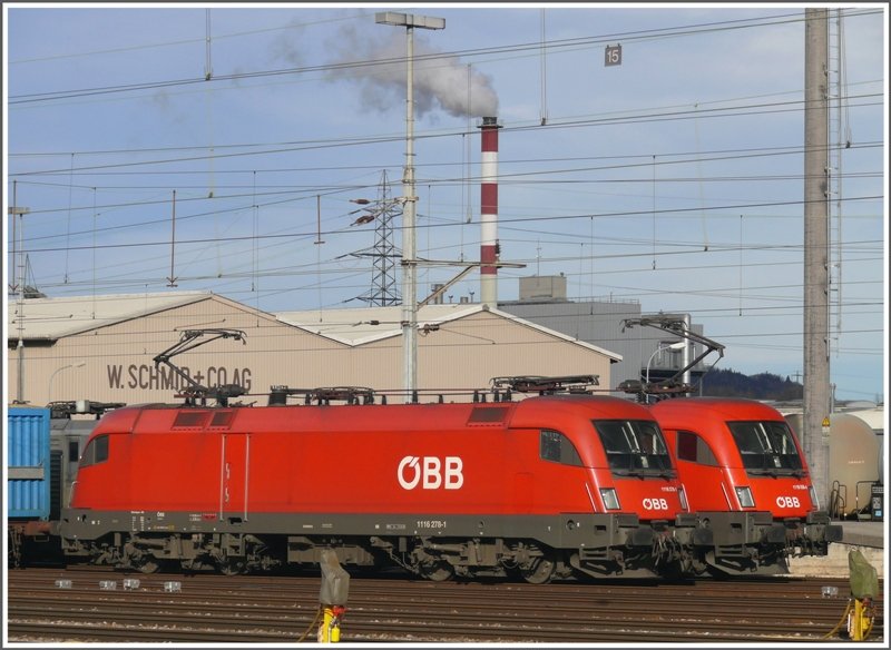 1116 276-1 und 1116 026-4 vor dem rauchenden Kamin der KVA Buchs SG, (02.02.2009)