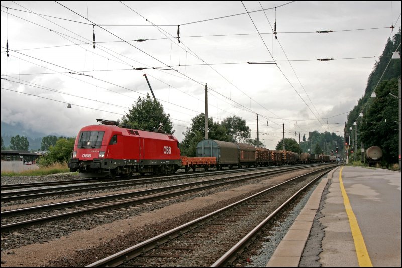 1116 277 ist mit einem gemischten Gterzug in Richtung Hall i.Tirol unterwegs und muss in Brixlegg auf die Seite. (08.07.2008)
