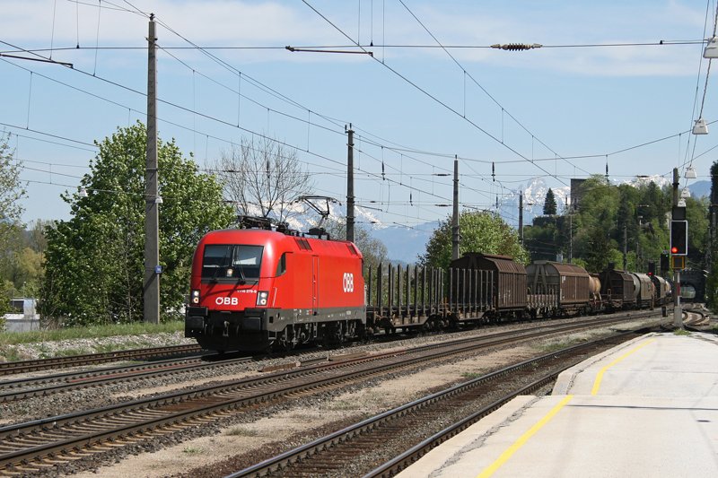 1116 279 mit einem gemischten Gterzug am 25.04.2009 in Brixlegg.