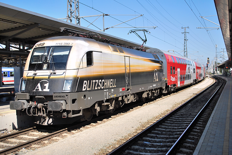 1116 280  A1  bei seinem 15 mintigen Aufenthalt am 7.9.09 in Wr.Neustadt, um dann weiter nach Payerbach zu fahren. Aktuell ist die Dekaschierung fr 12.10.2009 vorgesehen.