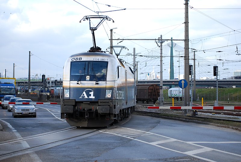 1116 280  A1 , dahinter Railjet 1116 200 und ein roter Ochse als 3fach Lokzug bei der berfahrt des Wiener Handelskai (23.12.2008)