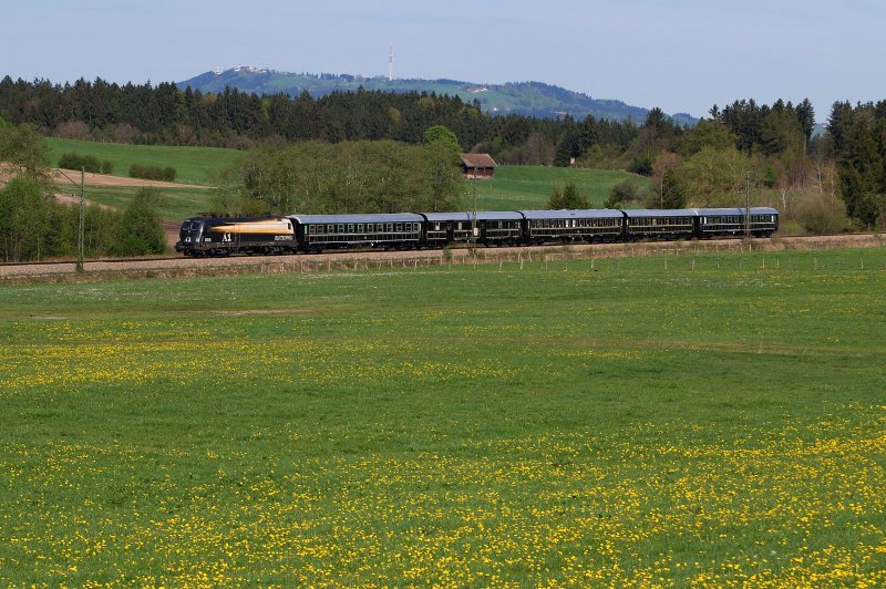1116 280 (A1) mit D 13285 (Majestic Imperator) vor Uffing (25.04.2009)