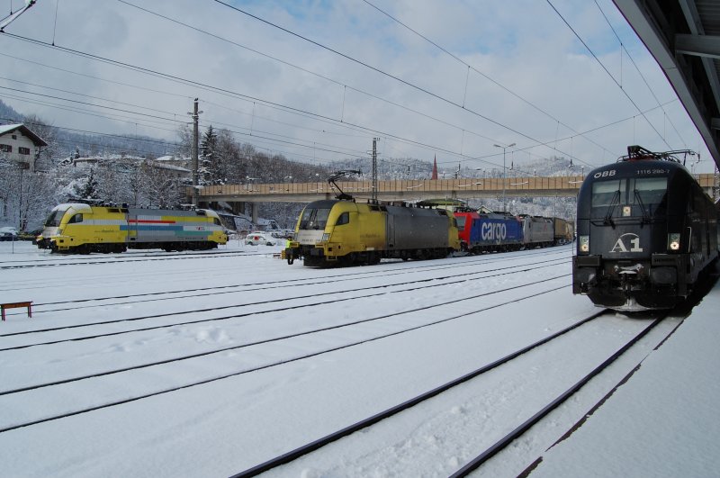 1116 280  A1  steht mit IC 89 Mnchen-Milano in Kufstein neben ES 64 U2 010 vor einer unbekannten 482er und einer 185 531. Daneben ist noch ES 64 U2 033 abgestellt.