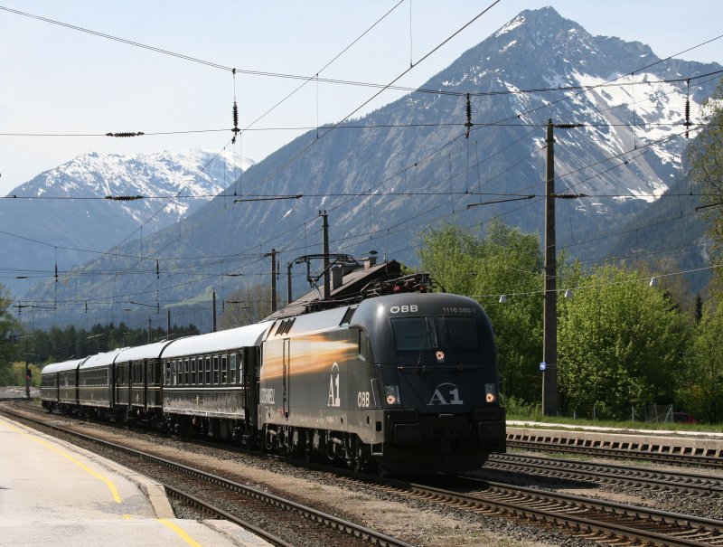1116 280 (A1 Taurus) mit D 13285 „Majestic Imperator” am 25.04.2009 in Brixlegg. Der Zug fhrt von Mnchen ber die Karwendelbahn, Innsbruck, Kufstein und Salzburg nach Wien.
