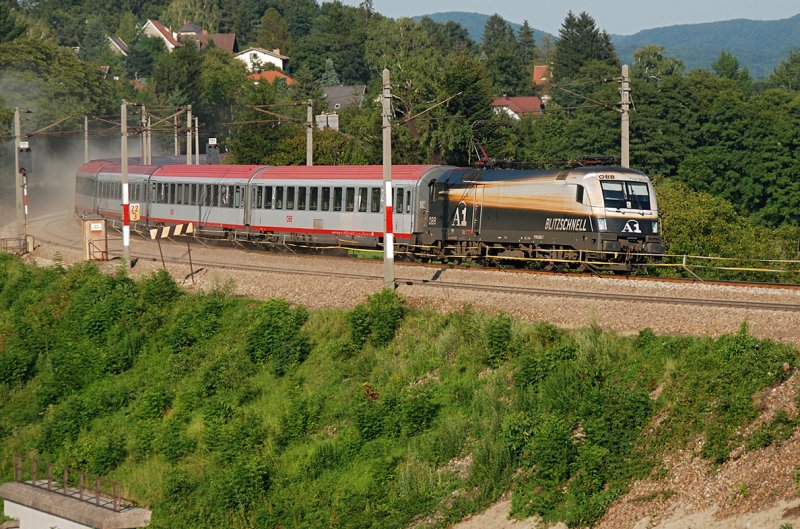 1116 280  A1  vor BB EC 660 von Wien Westbahnhof nach Bregenz. Hier am 01.08.2009 im Baustellenbereich kurz vor Drrwien;-)