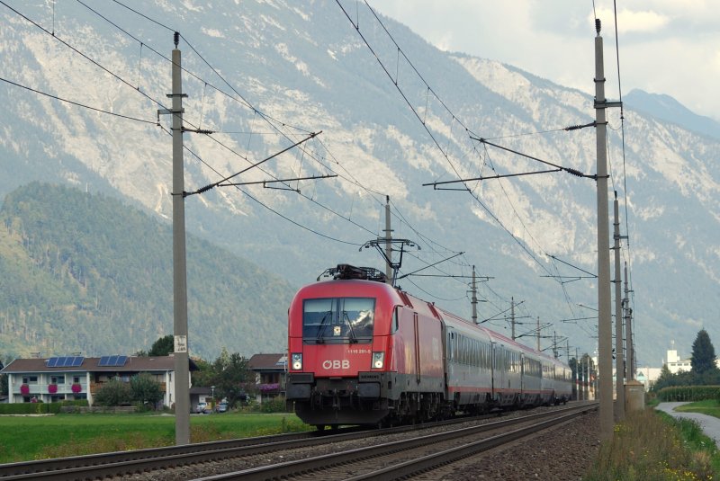 1116 281-5 ist am 10.09.09 mit OIC 542 von Wien West nach Innsbruck Hbf unterwegs und hat bei Schwaz fast sein Ziel erreicht.