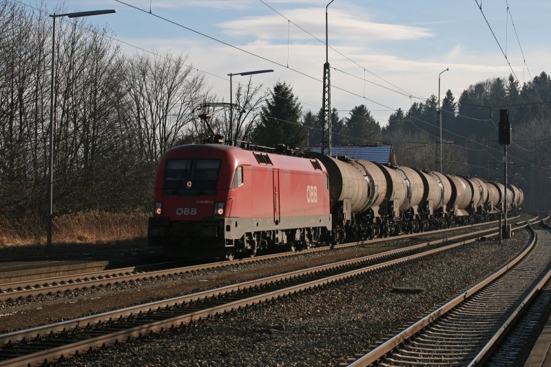 1116 281 mit Kesselwagenzug am 17.01.2009 in A�ling.