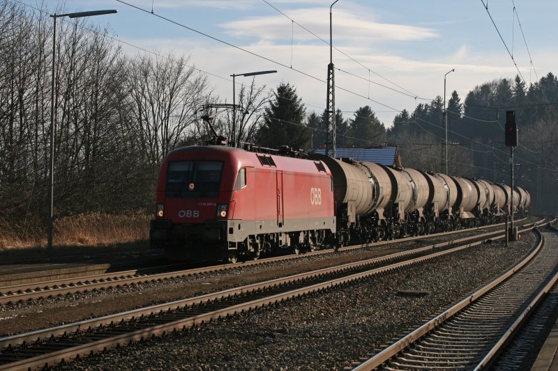 1116 281 mit Kesselwagenzug am 17.01.2009 in Aling.