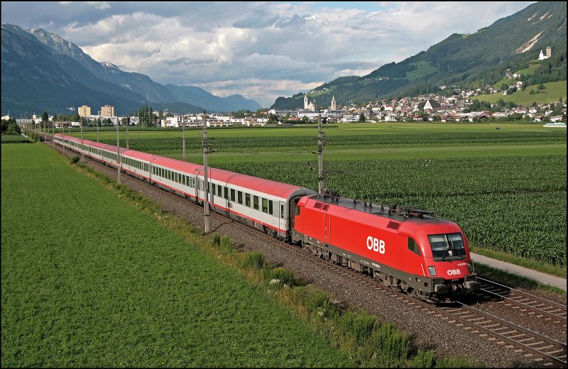 1116 282 bringt den OEC 566  STADT INNSBRUCK , Wien Westbahnhof - Bregenz, vor der Kulisse von Schwaz durch das Inntal zum Bodensee. (08.07.2008)
