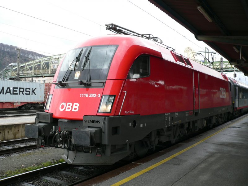 1116-282 wartet am 28.02.07 mit (O)EC 113 von Mnchen nach Klagenfurt im Bahnhof Salzburg