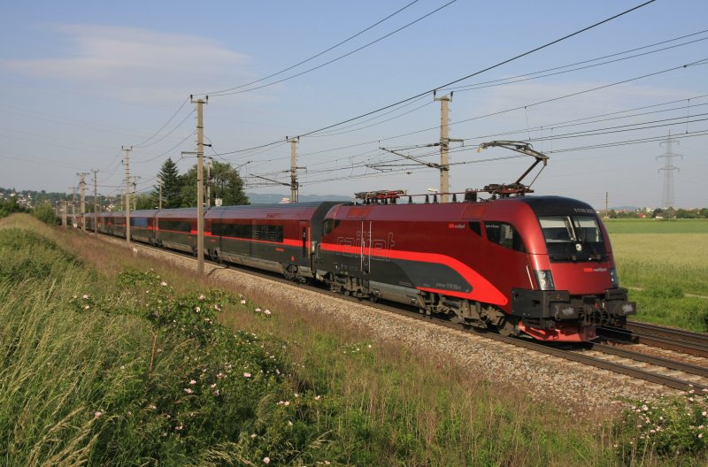 1116 295 mit Railjet 66 (in der dunkleren Lackierungsvariante), aufgenommen am 24. Mai 2009 bei Leonding.