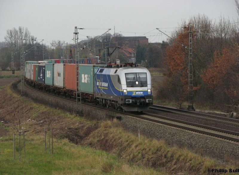 1116 911-7 ist am 18.11.07 mit dem DGS 89931 auf dem Weg von Hamburg-Waltershof nach Frankfurt-Hchst und passiert nrdlich von Alfeld(Leine) die Ortschaft Limmer(Leine)
