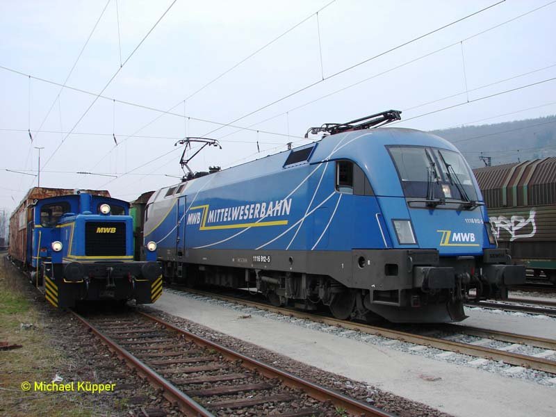 1116 912 und V 242 nebeneinander in Gemnden. Am Haken der Ecco in Richtung Augsburg.