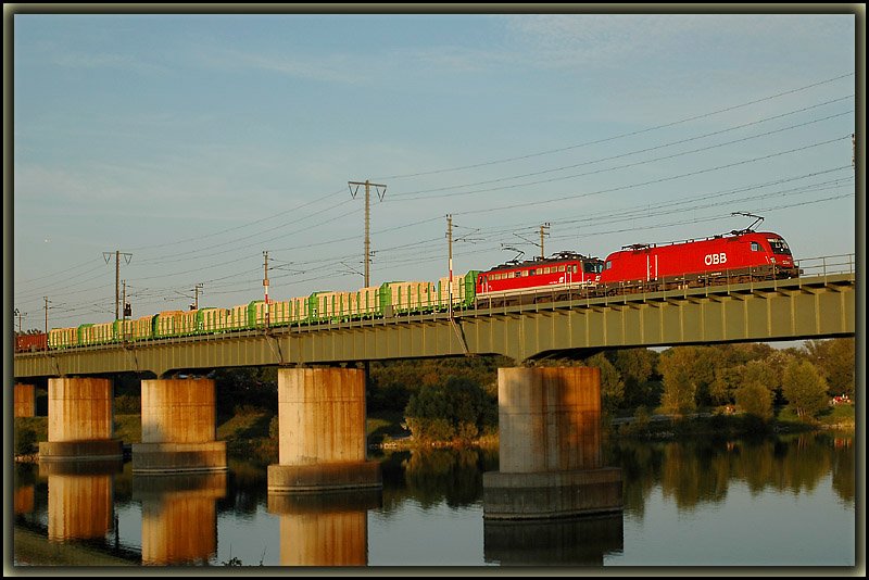 1116 als Vorspann bei diesem G�terzug bei der �berquerung der Donau im Bereich Wien-Lobau am 2.9.2006