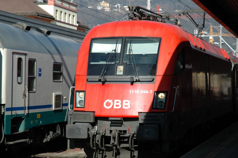1116 auf der Fahrt in die Sonne (Brenner), der Schatten betont die aerodynamische Frontpartie der Lok