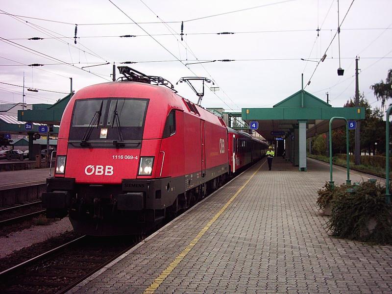 1116 ist soeben mit einem Eilhzug von Innsbruck in Bregenz eingefahren und wird mit ihrem Zug gleich wieder nach Wolfurt zurck fahren. (1.10.2005)