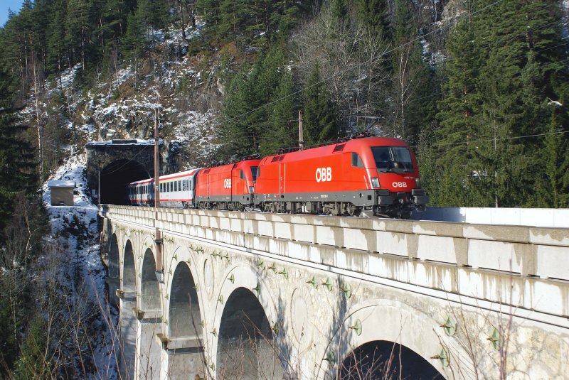1116 Tandem mit IC534 hat am 29.11.2008 den Polleroswandtunnel durchfahren und �berquert das Krausel-Klause-Viadukt vor Breitenstein.