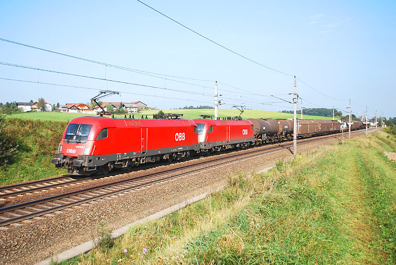1116 Tandem samt Gterzug kurz vor Pndorf am 10.9.09
