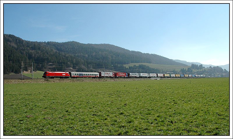 1116 XXX mit einer Rollenden Landstrasse auf dem Weg nach Wels, am 5.4.2007 kurz vor Seiz.