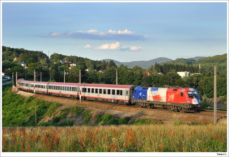 1116.003 (EM-Frankreich) mit dem OEC764 auf der Reise von Wien nach Innsbruck. Drrwien, 11.07.2009.