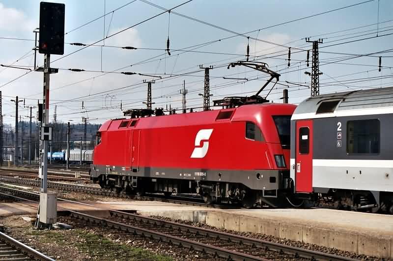 1116.009 vor einem Intercity im Bahnhof Attnang-Puchheim am 28.3.2004